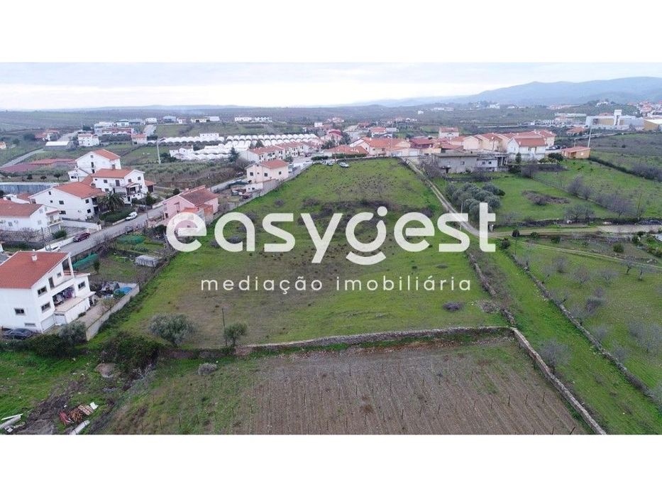 Terreno Rústico para loteamento situado em Vila Nova de Foz Côa