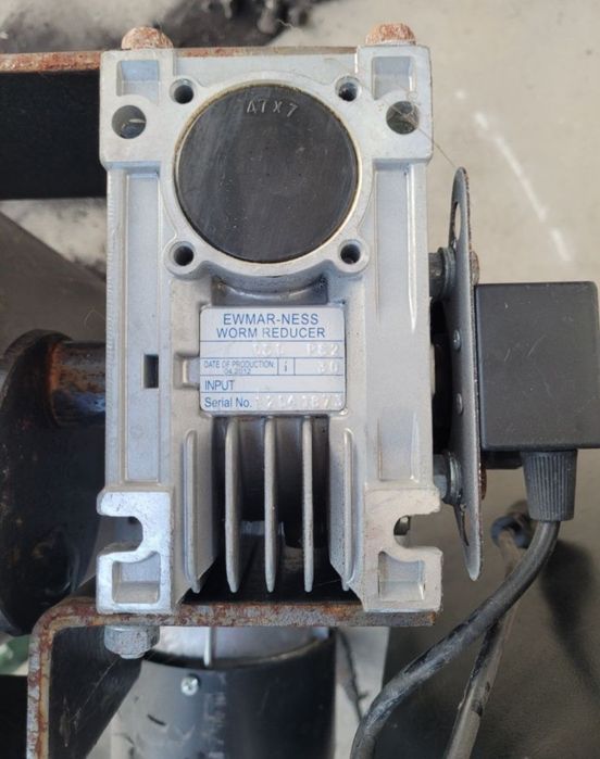 Podajnik  tłokowy  plus  silnik  piec