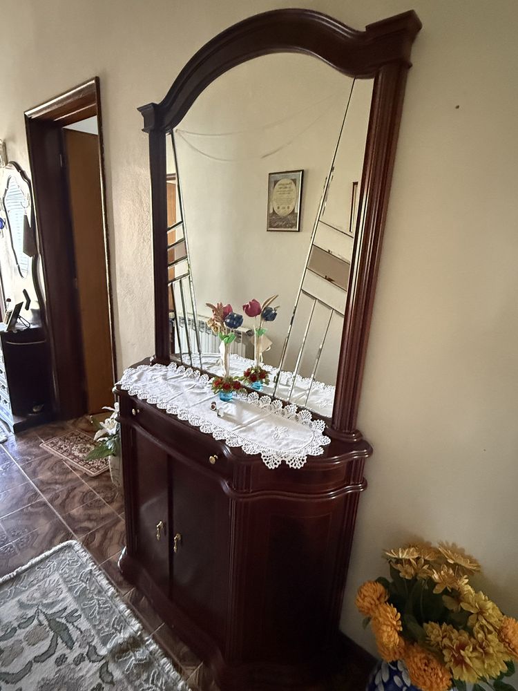 Aparador de entrada com espelho