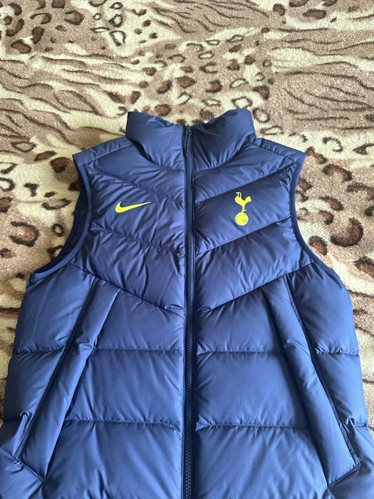 Жилет Nike Tottenham M NSW DWN FIL WR VEST DA2771-429