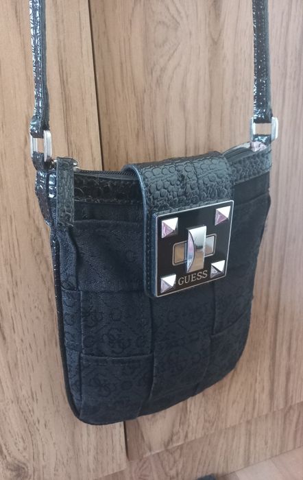 GUESS mała torebka listonoszka czarna pleciona przeplatana monogram