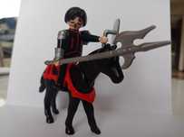 Playmobil rycerz na koniu z lancą i tarczą
