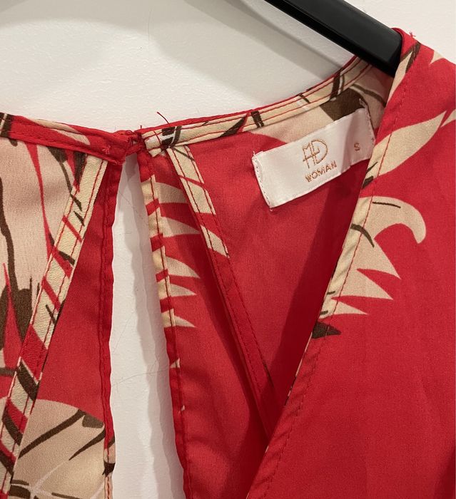 Macacão vermelho com padrão de folhas (MLD, tamanho S)