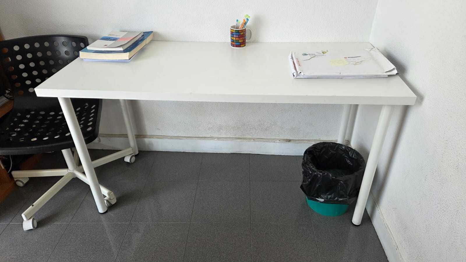 Mesa Branca adaptável a cozinha ou a escritório