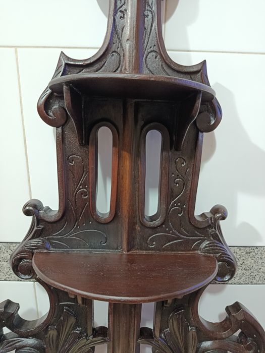 Prateleira antiga de parede em madeira