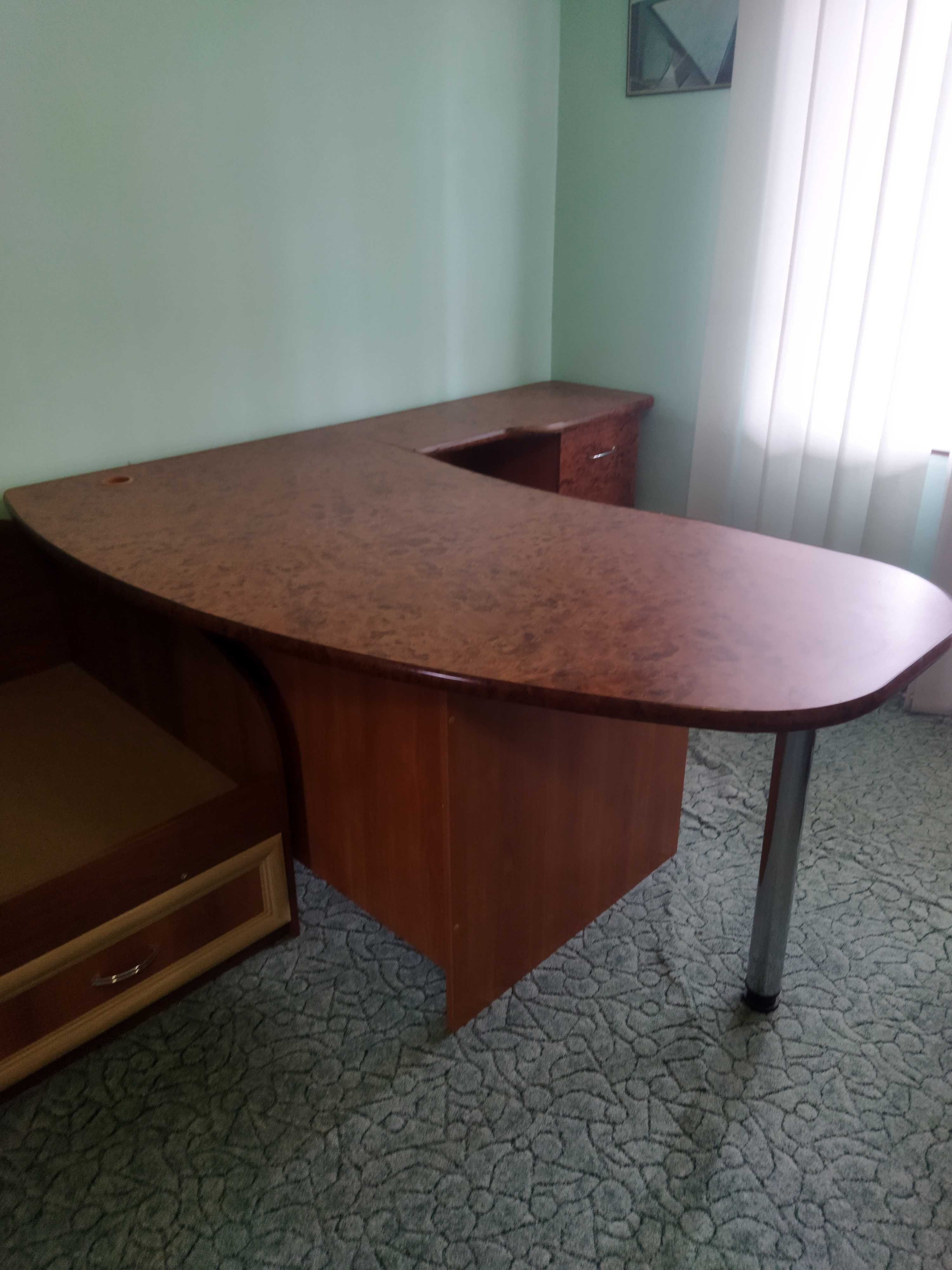 Продаю стіл з тумбою.