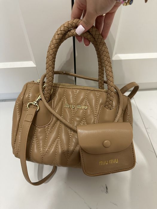 Brazowa torebka kuferek miu miu