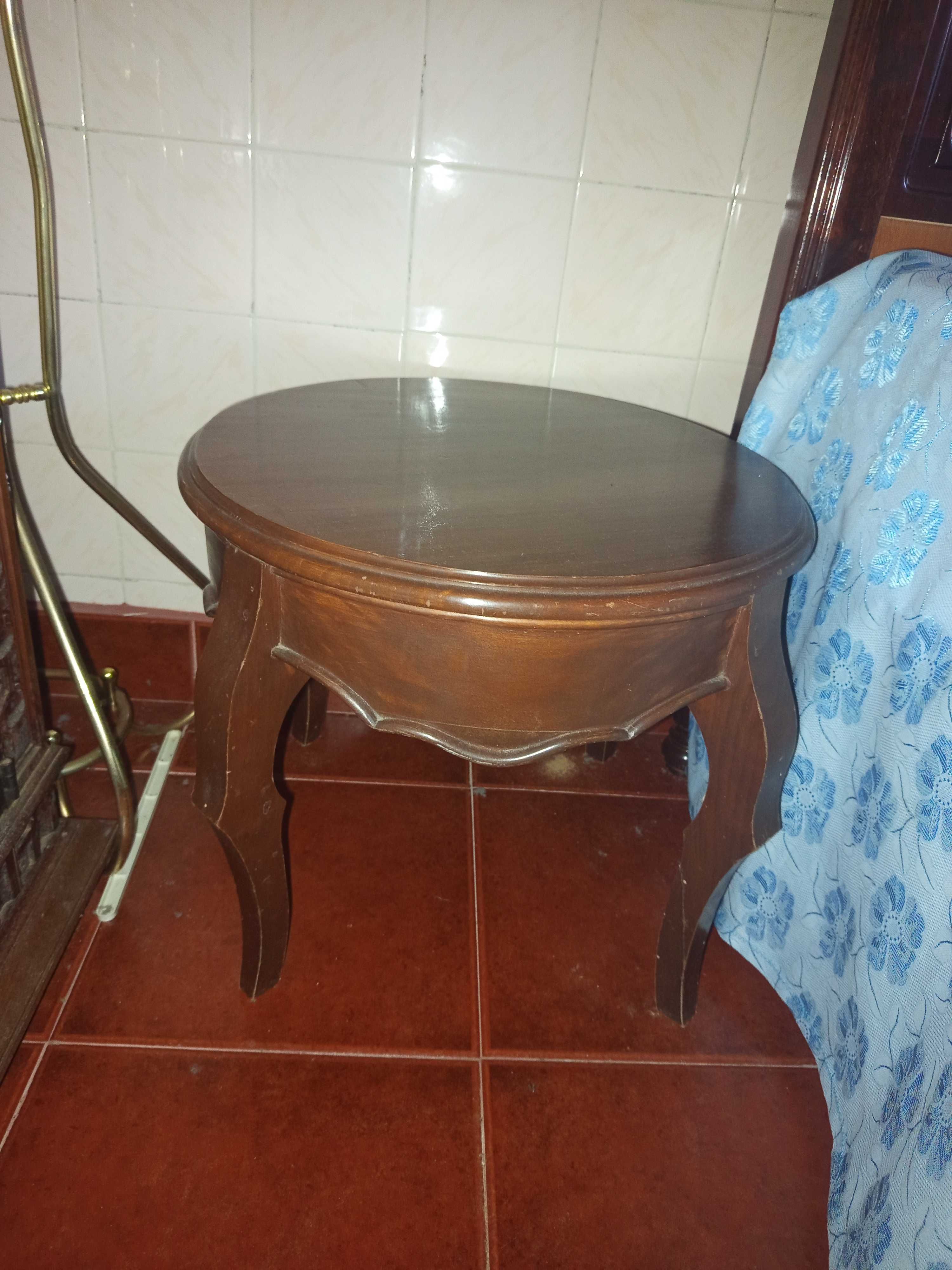 Pequena mesa de apoio