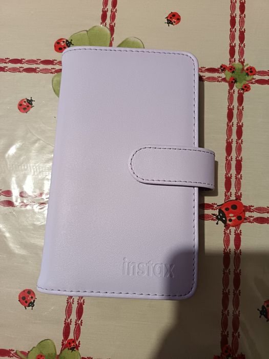 Carteira nova com etiquetas, inclui um álbum de fotos instax original