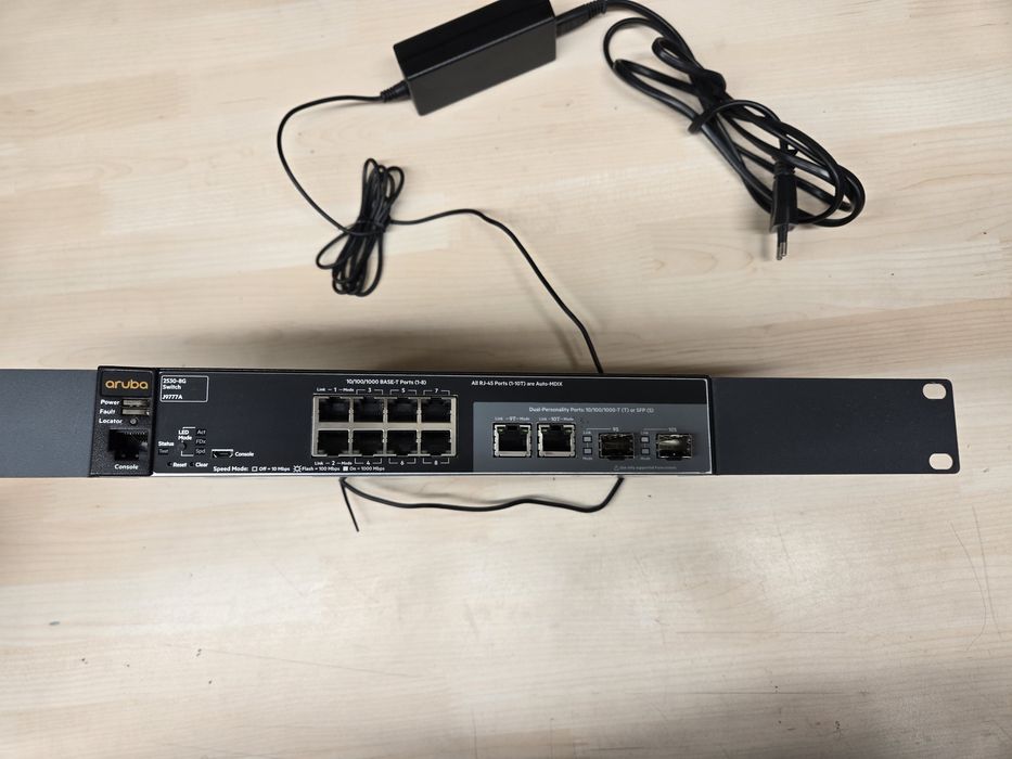HPE ARUBA 2530-8G J9777A Switch z zasilaczem.