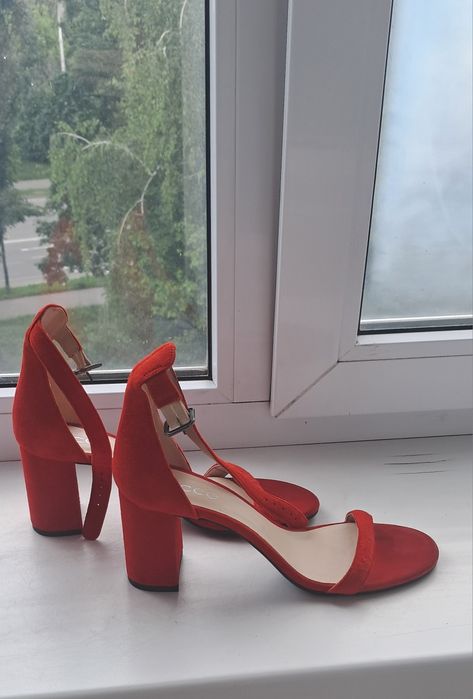 Продам елегантні босоніжки