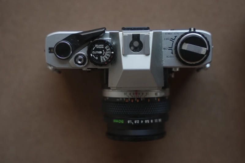 Máquina analógica Olympus + 2 lentes + filtro