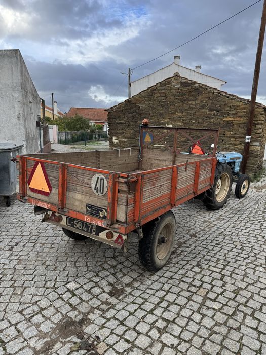 Trator Hinomoto E230 com Reboque, Caixa e Alfaias Agrícolas