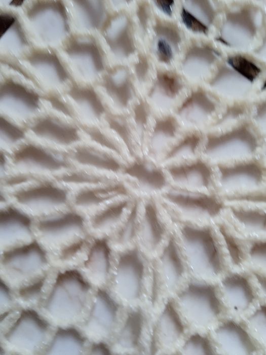 Obrus haftowany okrągły kremowy