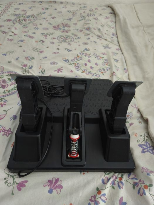 Volante, pedais e mudanças thrustmaster