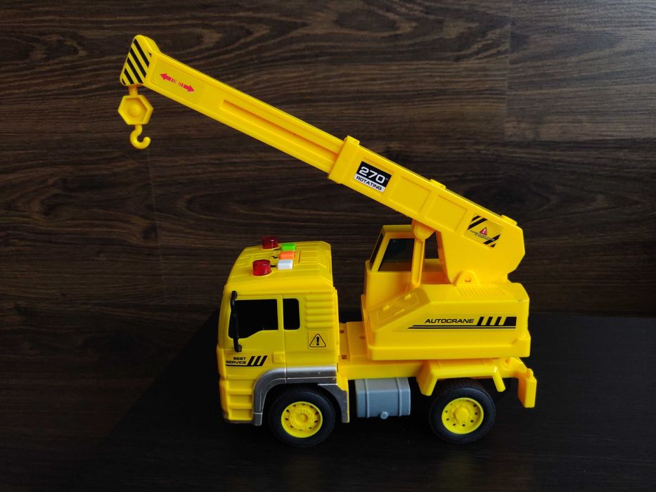 Грузовик с краном Gearbox желтого цвета + подарок.