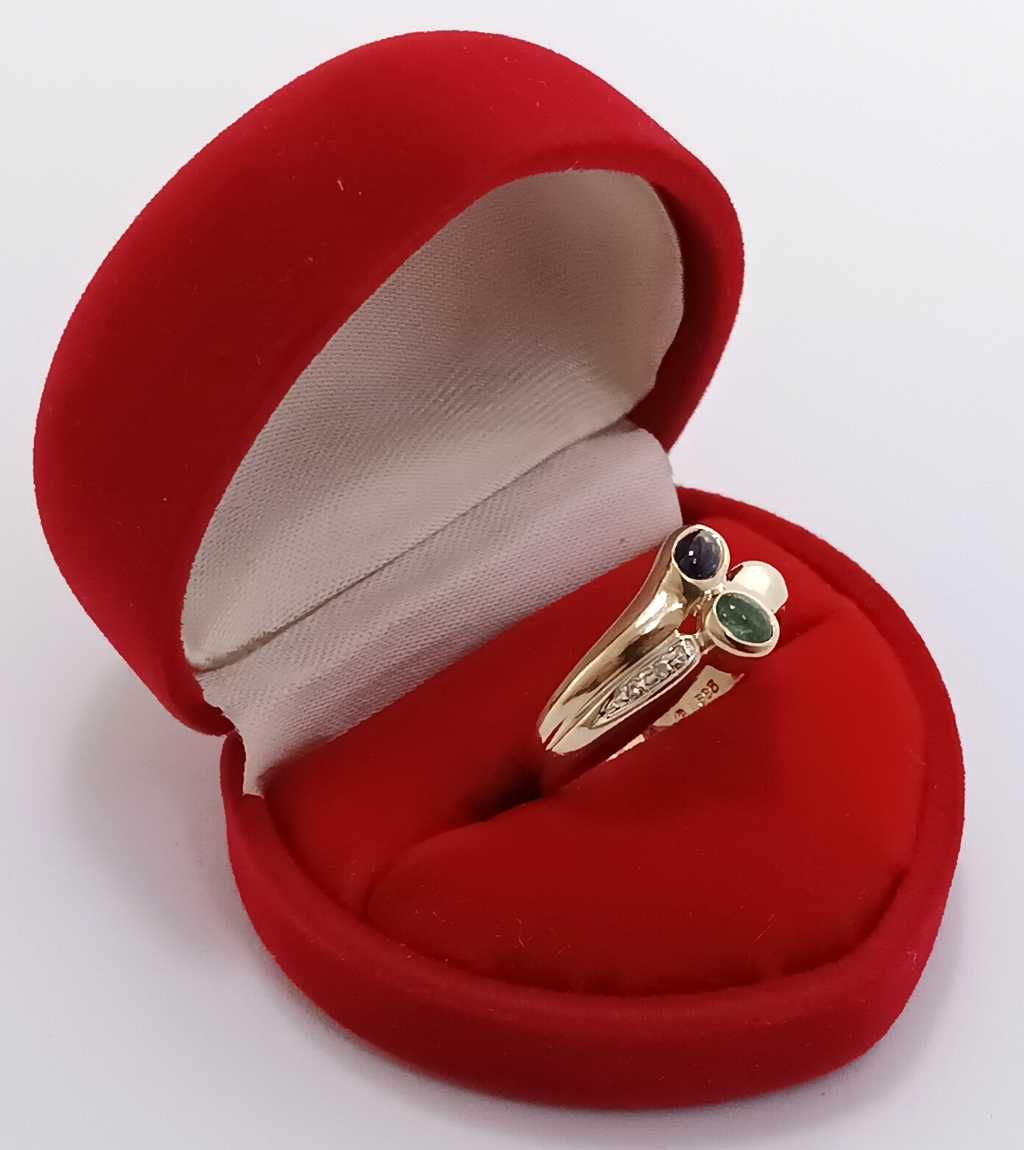 Złoty pierścionek z diamentami, szafirem oraz szmaragdem