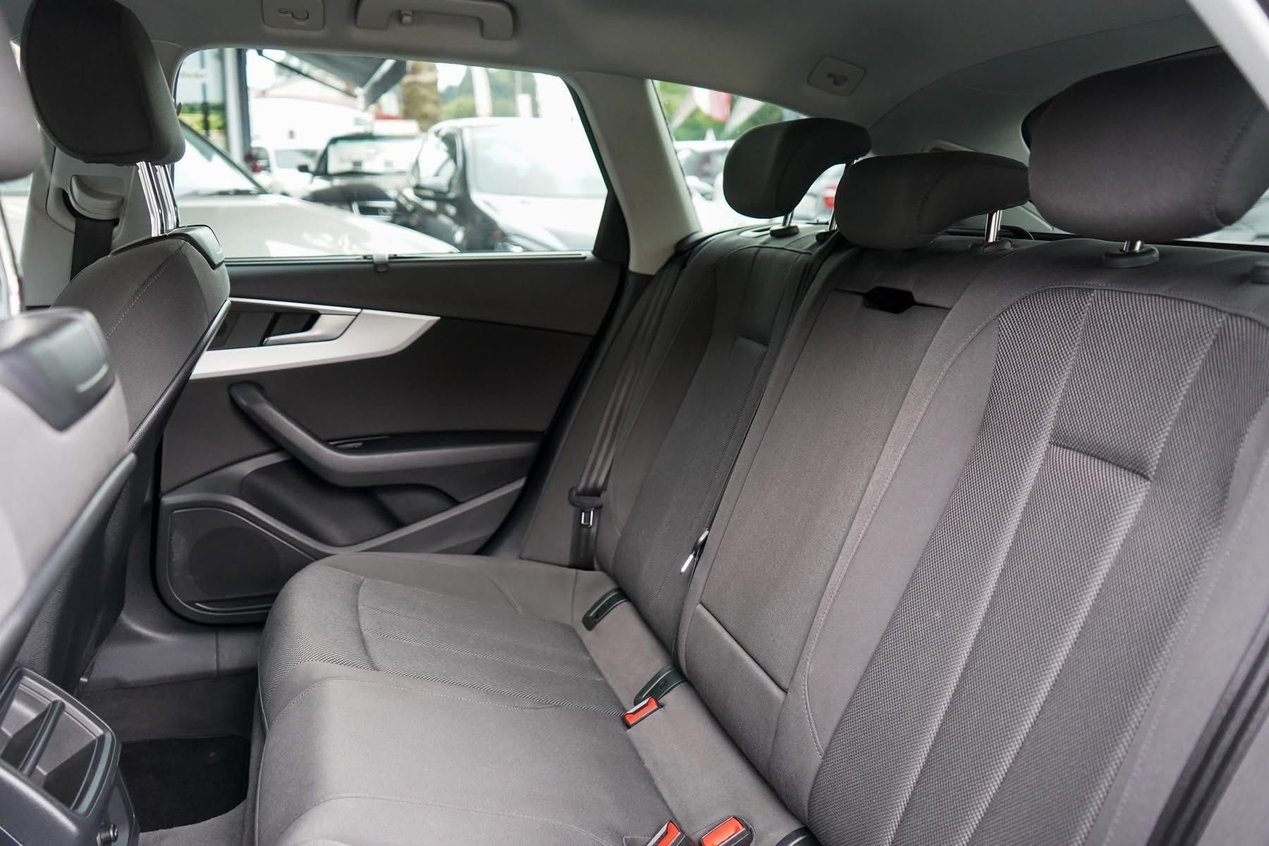 Audi A4 Avant S Tronic look rs4