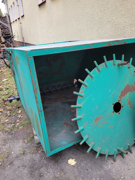 Podajnik do trocin z zasobnikiem, piec na trociny