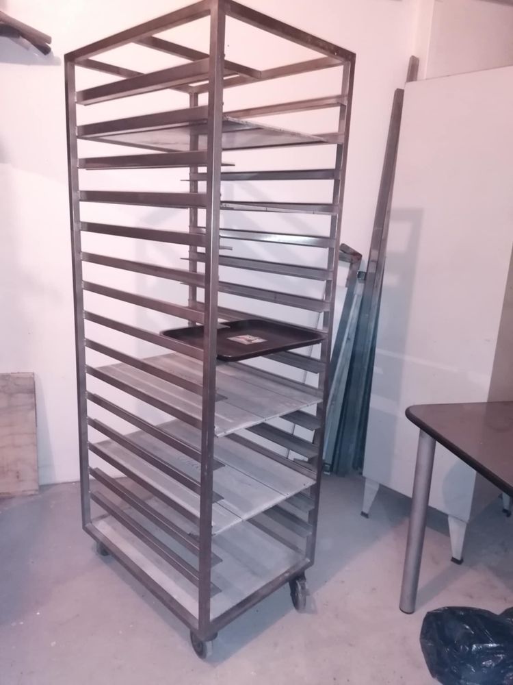 Carrinho em inox de tabuleiros
