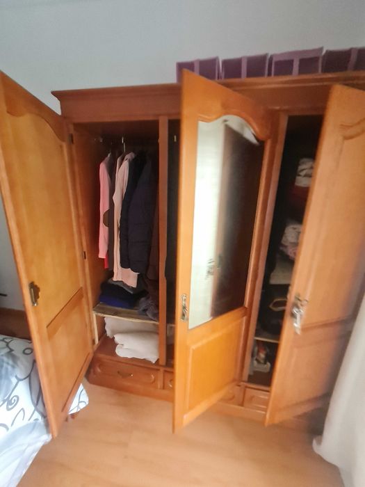 Roupeiro de madeira com espelho