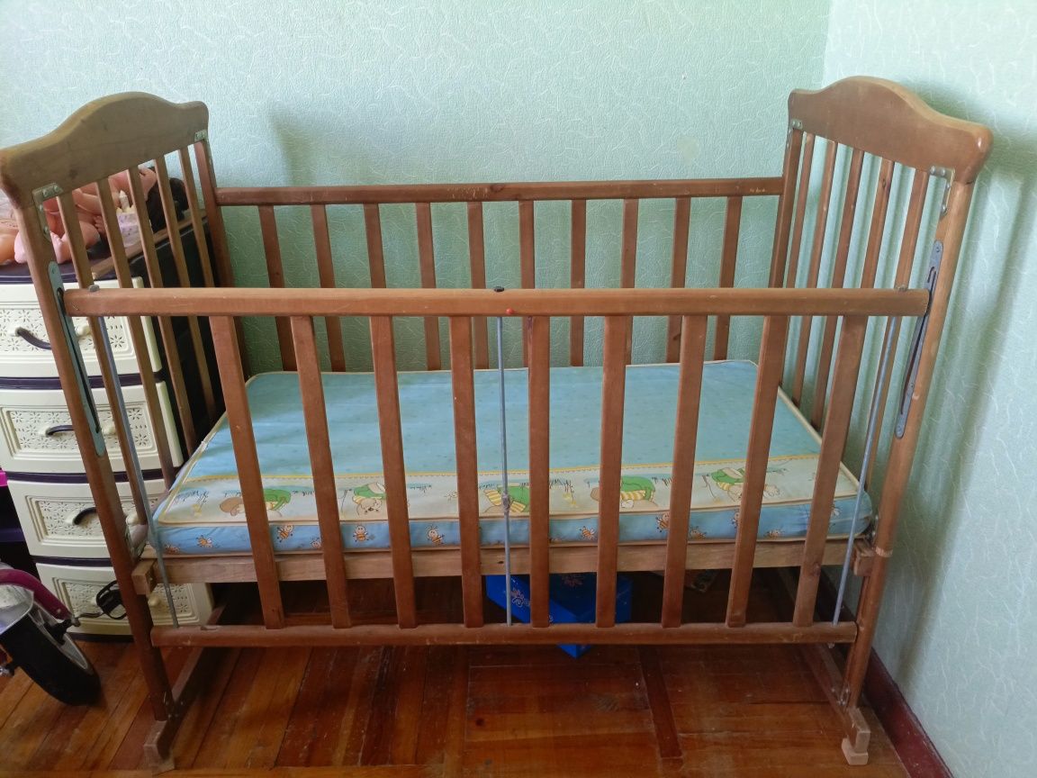 Дитяча кроватка з матрасом