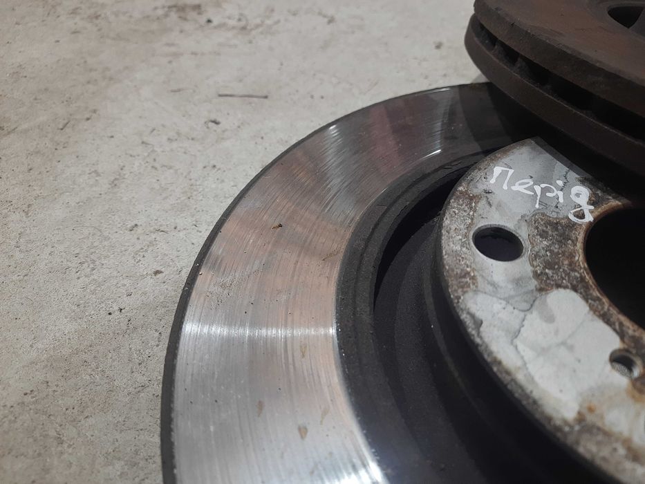 Передні тормозні бліни диски гальмівні Тойота Авенсіс т27 2.2 5х114.3