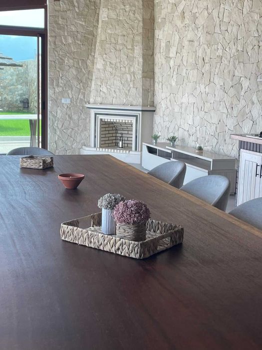 Mesa em madeira exótica em prancha única.Solid wood tables