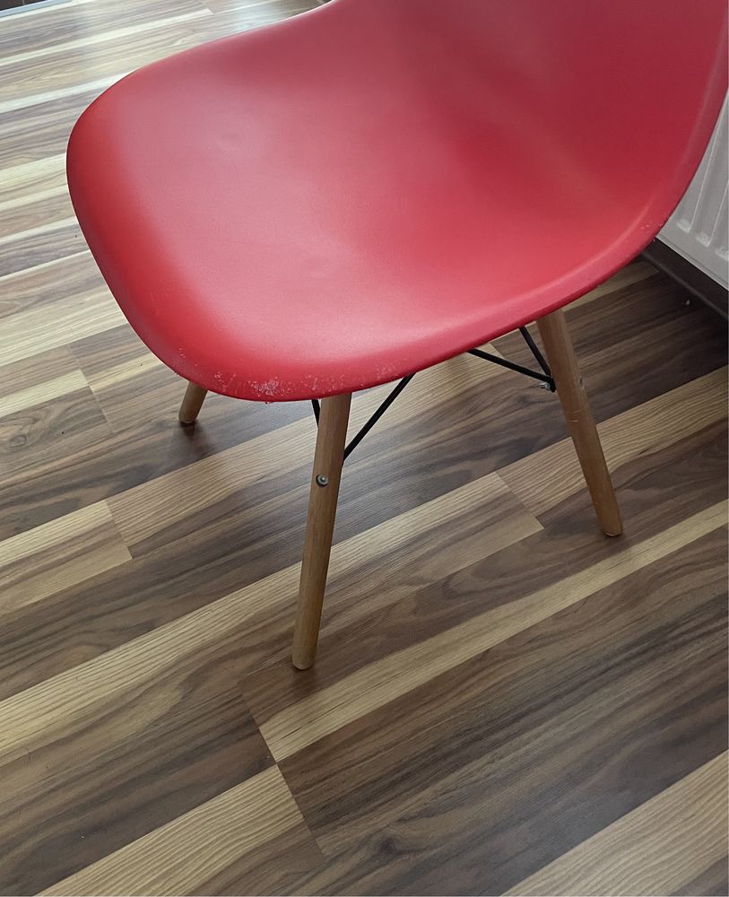 Czerwone krzesło z drewnianymi nóżkami