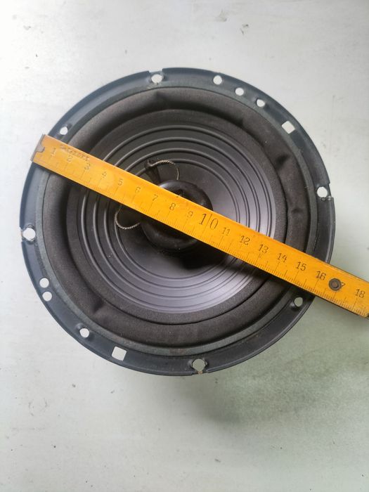 Używany głośnik samochodowy