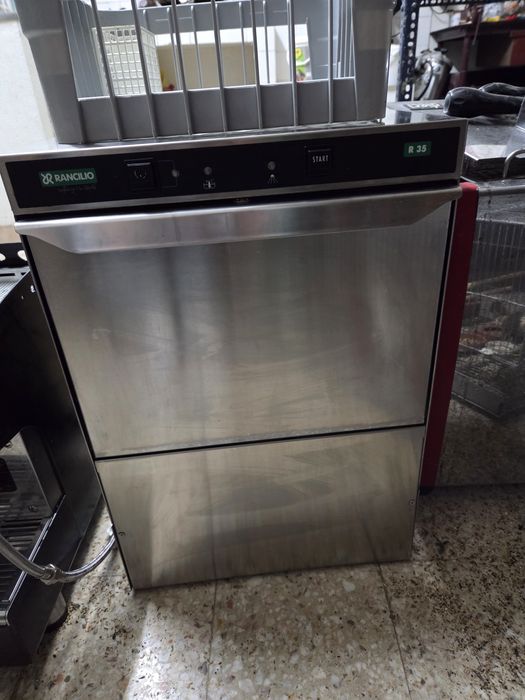 Máquina de lavar loiça Rancilio R35 em excelente estado.