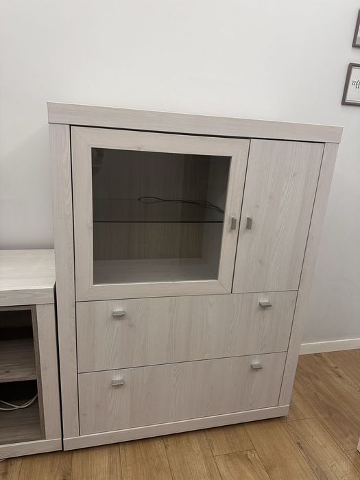 Witrynka z przeszkledniem z LED z litego jasnego drewna