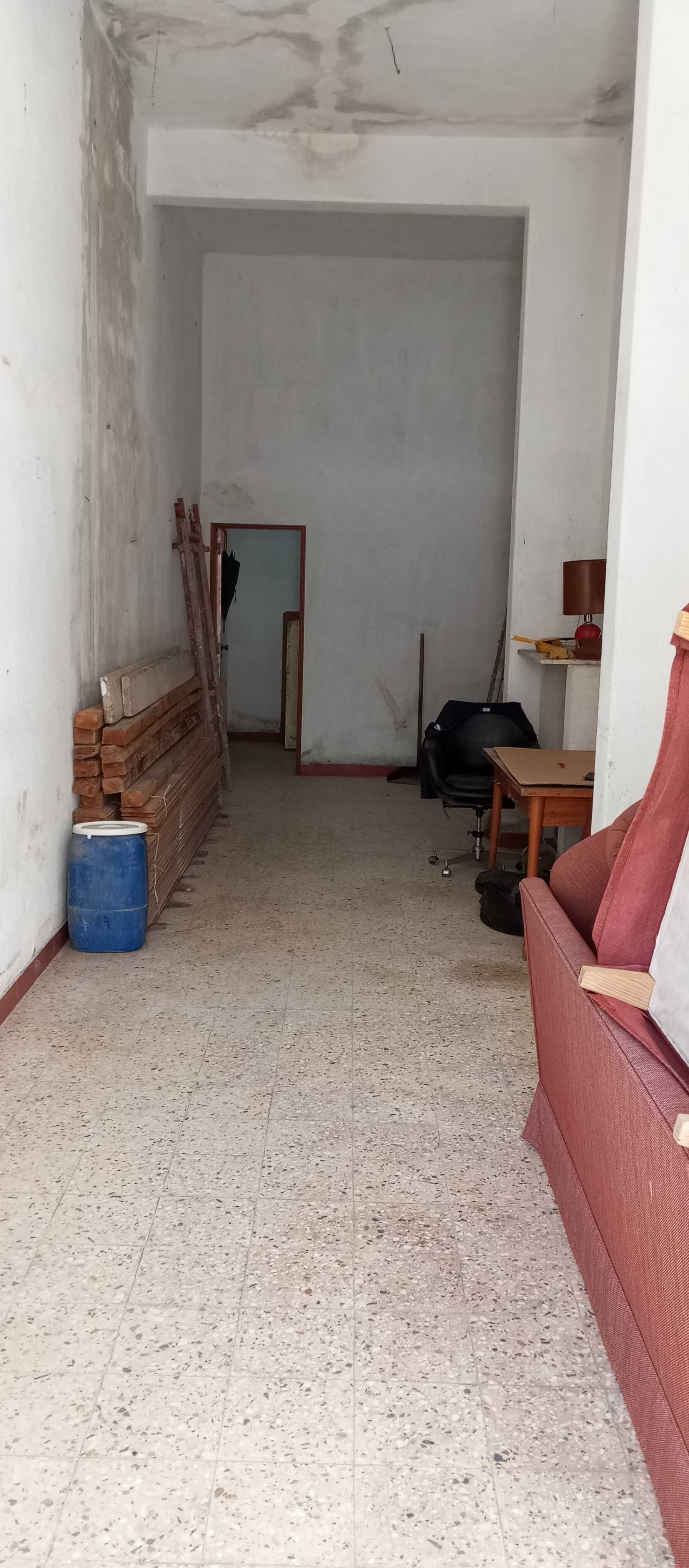 ARRENDA-SE Garagem/Armazém