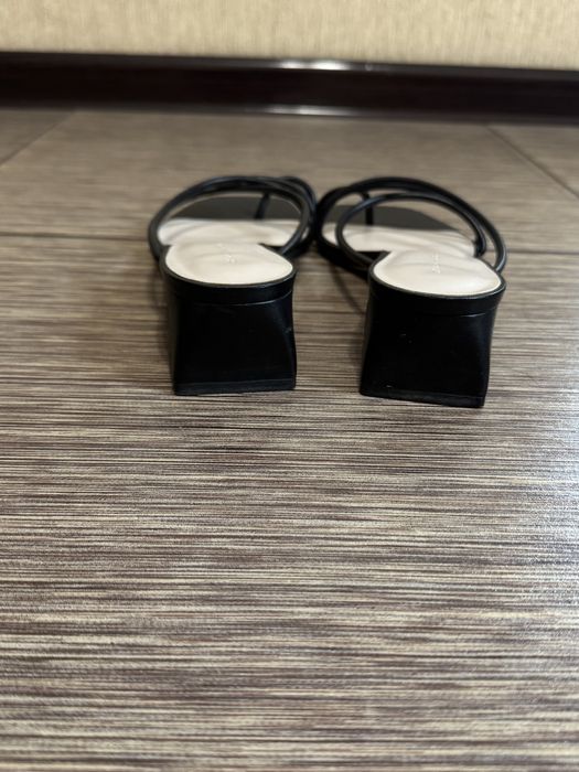 Сандалі , шльопанці meadow з ремінцями charles & keith