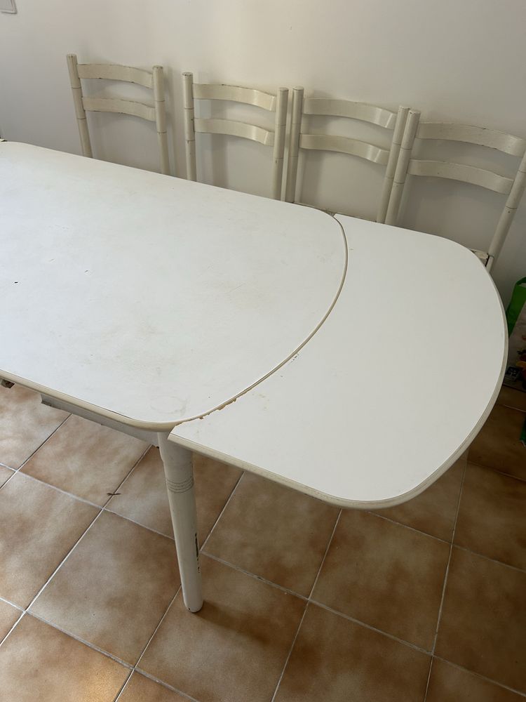 Mesa extensível + 4 cadeiras + 1 banco