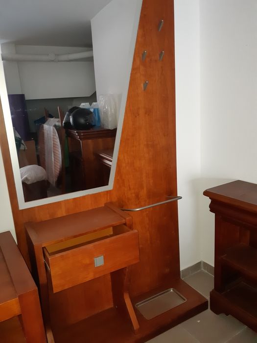 Bengaleiro em madeira com espelho