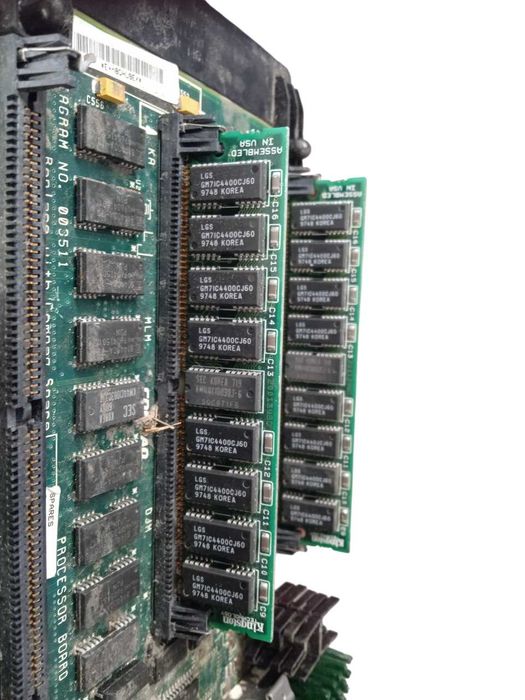 Płyta główna Compaq 211420 -001 z procesorem i 2 kostkami ram.