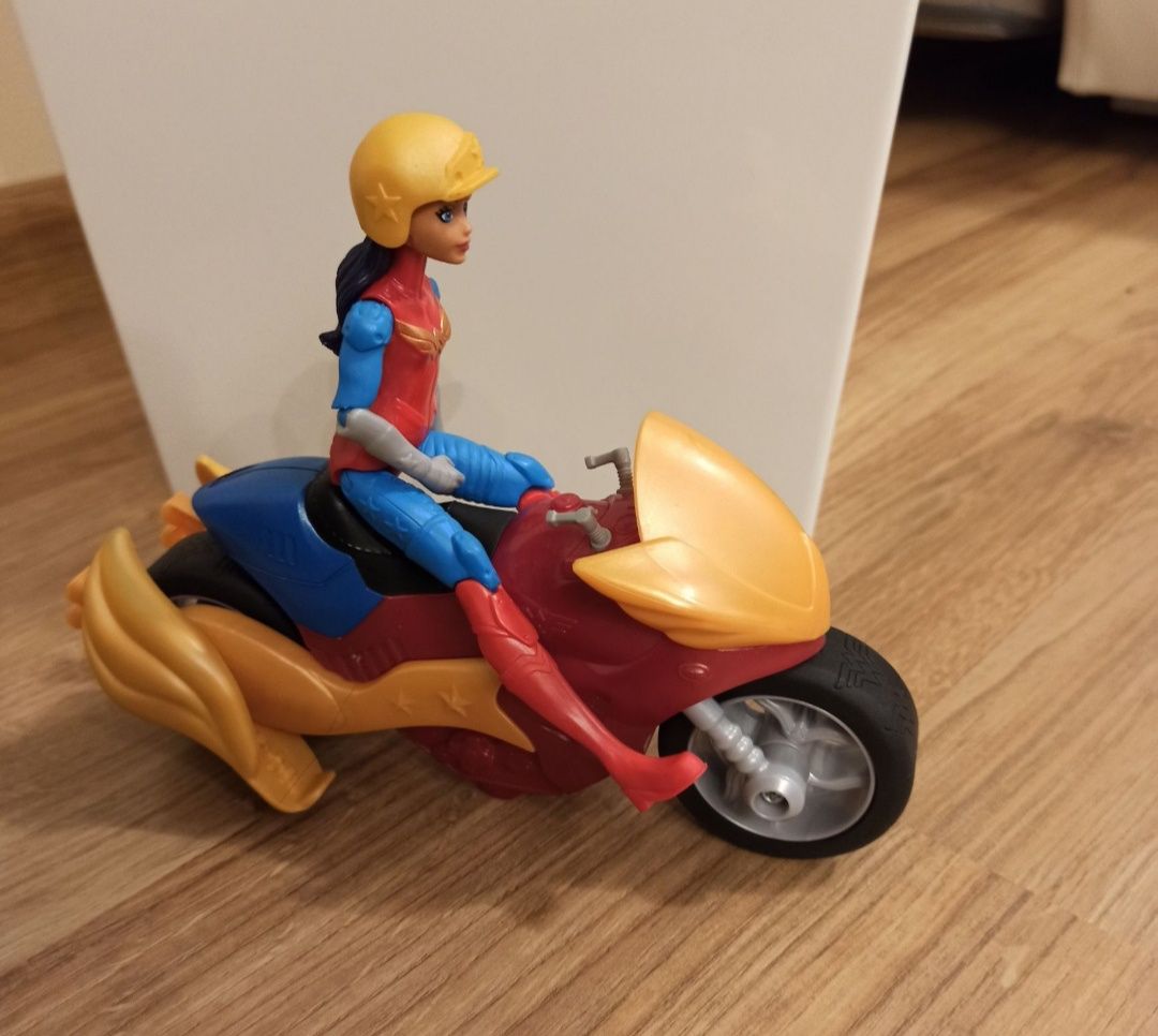 Barbie Super Hero Girls na motorze.