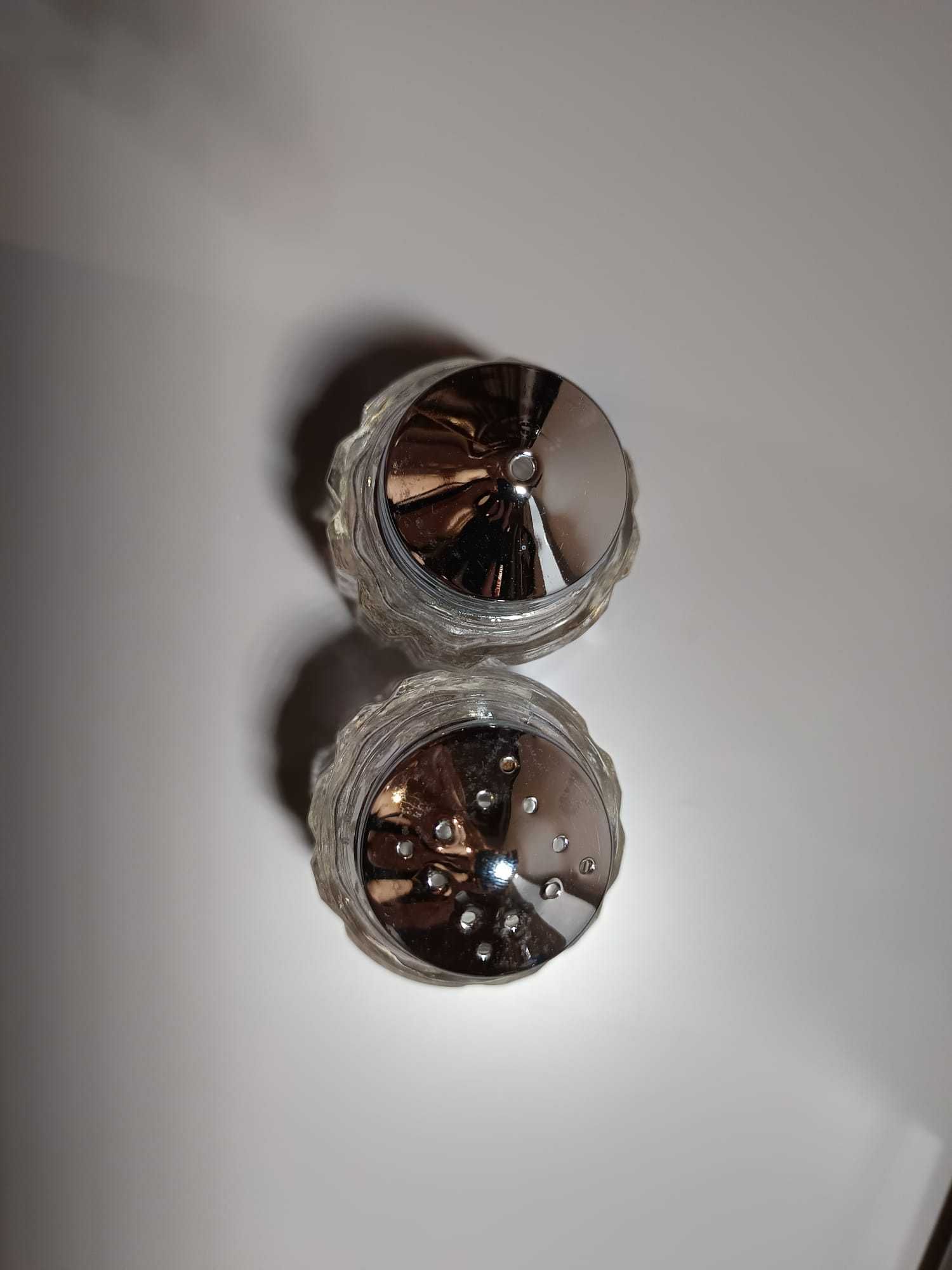 Saleiro e Pimenteiro Vintage em Vidro Trabalhado com Base em Meta