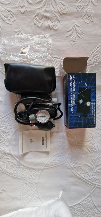 Medidor de tensão e estetoscópio