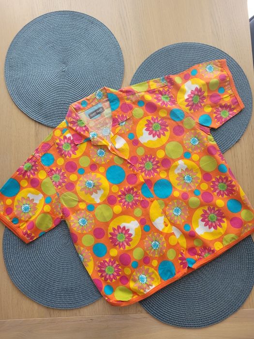 Letnia koszulka dziewczeca z krótkim rękawem i kołnierzem – intensywne