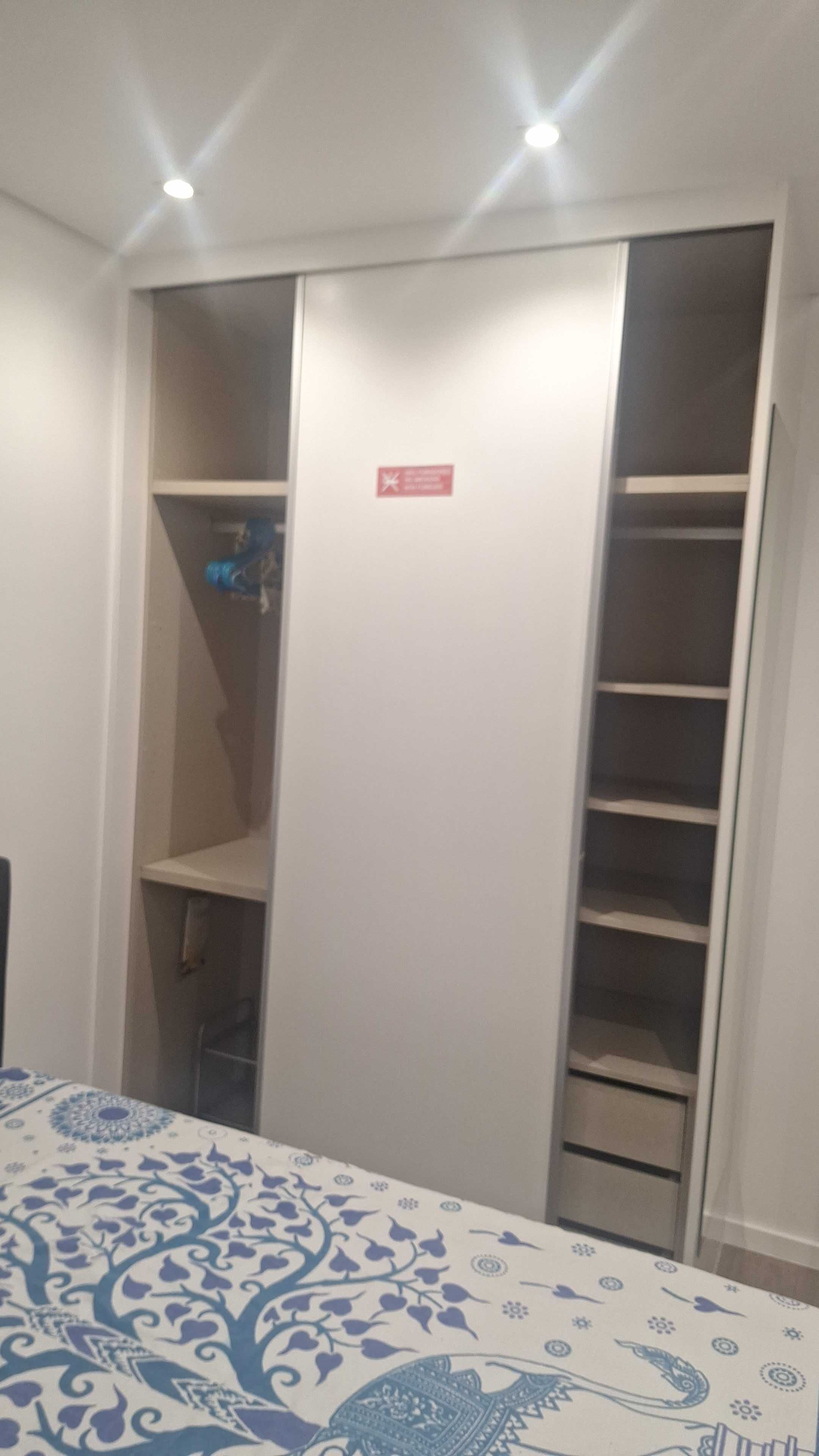Alugo quarto/ suite em residencia familiar