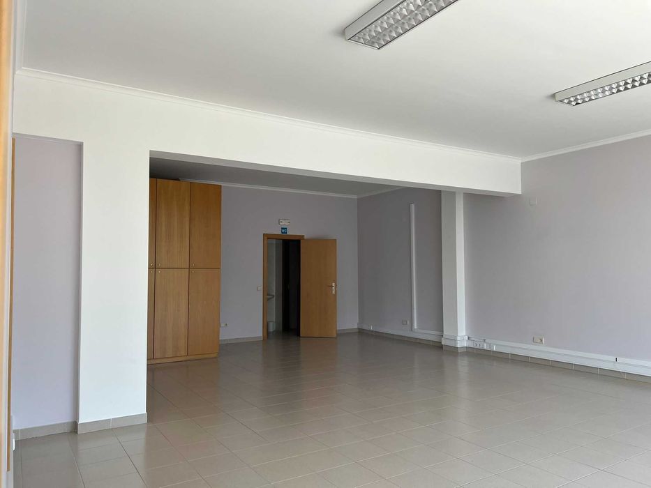 Arrenda - Espaço comercial . Alcobaça