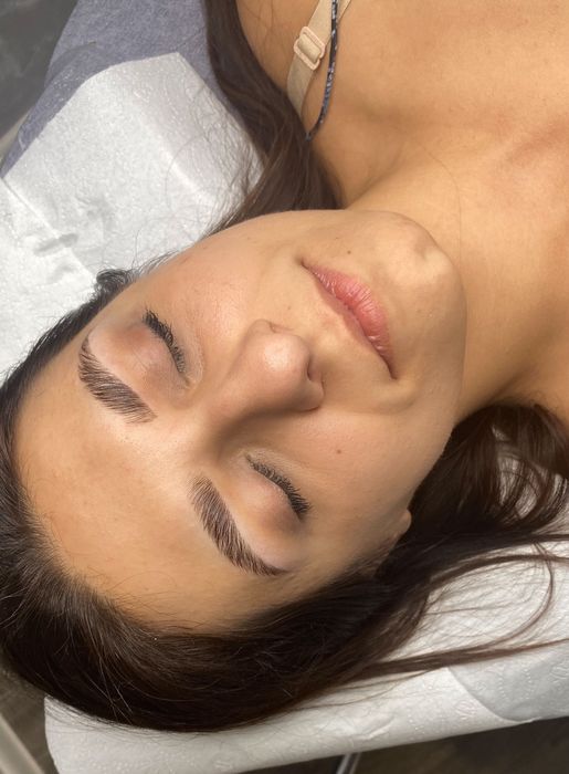 Manicure/ Przedłużanie i stylizacja rzęs oraz brwi