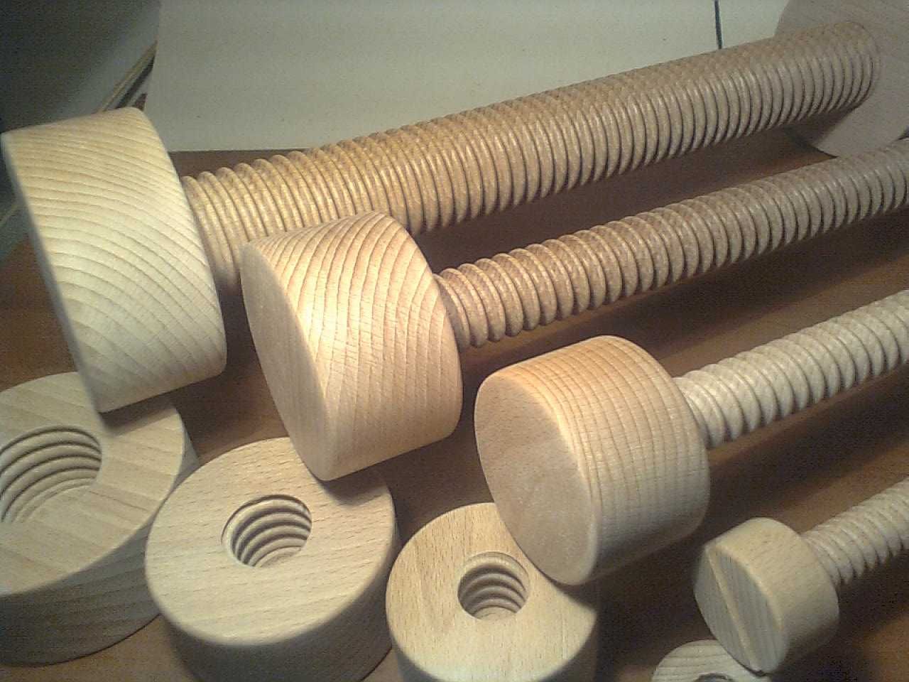 śruby z drewna bukowego