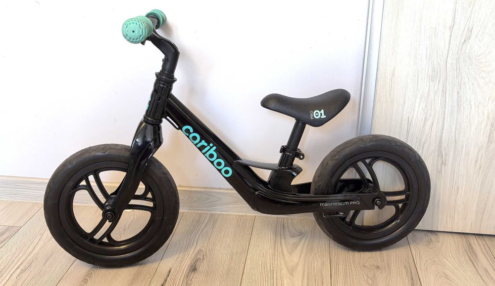 Rowerek biegowy dla dziecka CARIBOO MAGNESIUM PRO czarno-turkusowy