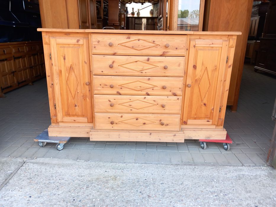 Komoda Sosnowa, Stylowa