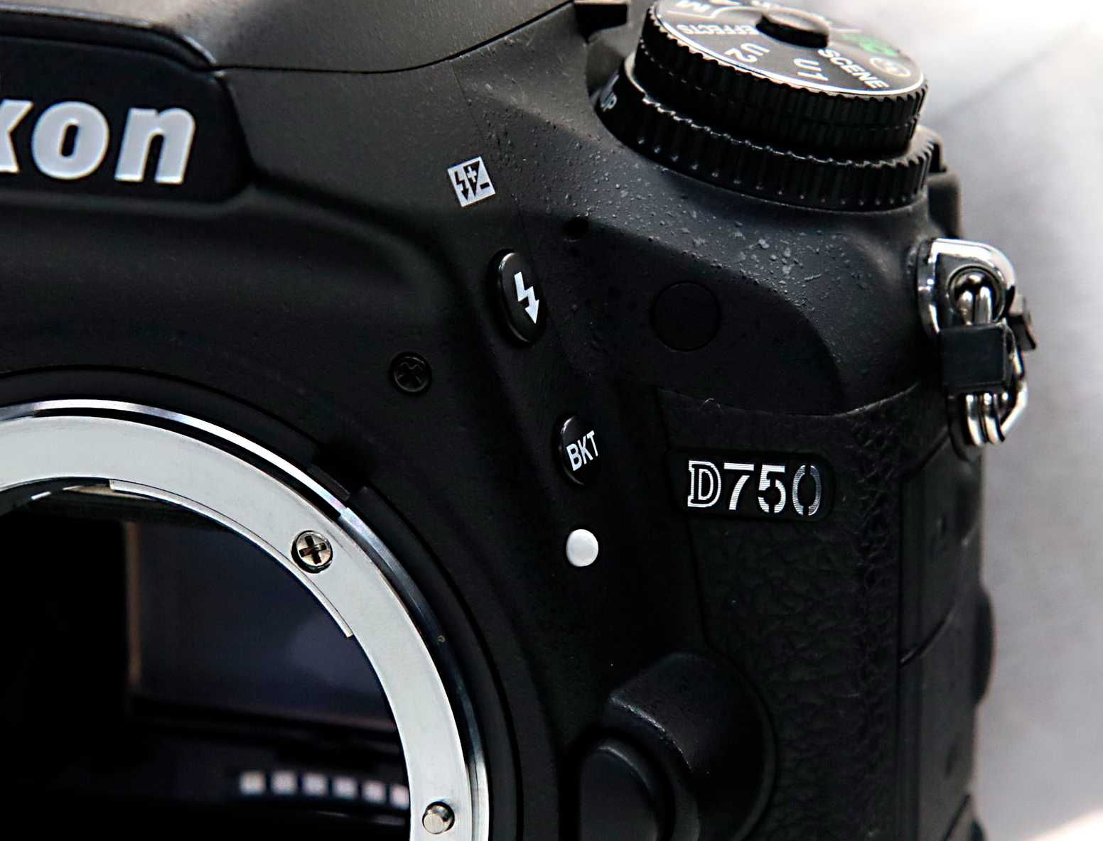 NIKON D750 com bateria e correia