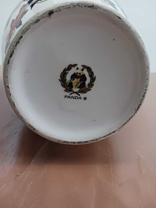 Pratos e jarrões de coleção