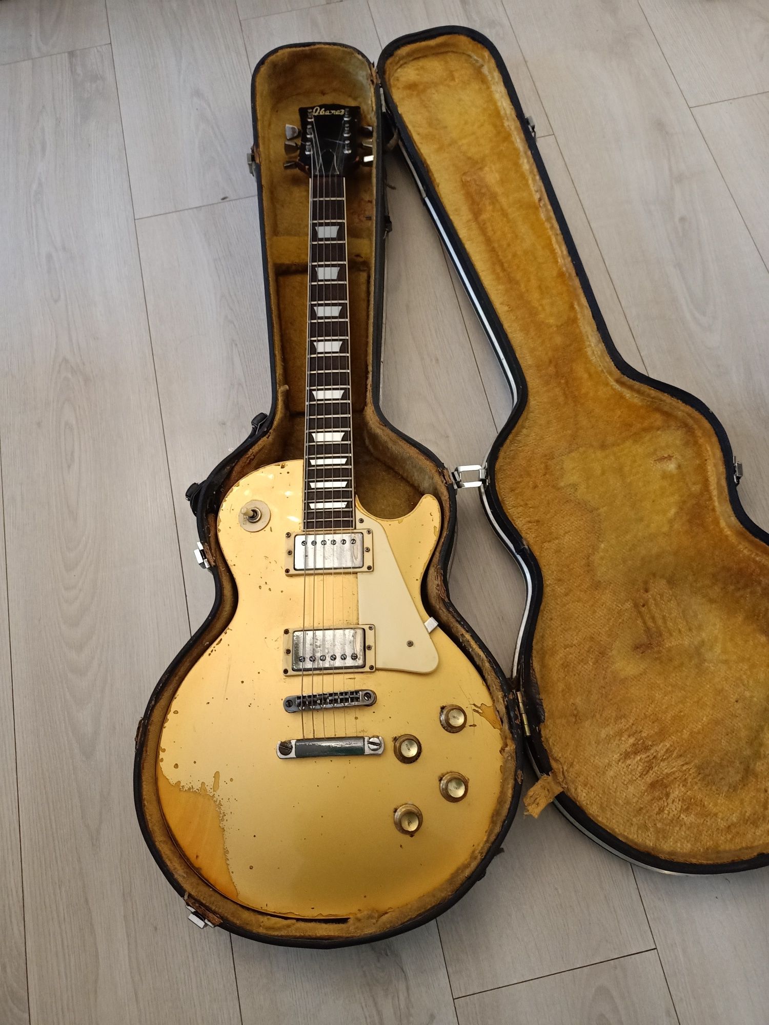 Gitara Ibanez, elektryczna.